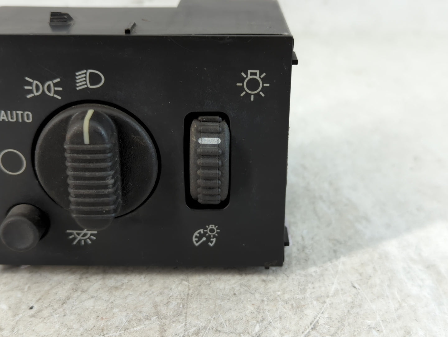 2006 Chevrolet Avalanche Headlight Lamp Control Switch - Oemusedautoparts1.com