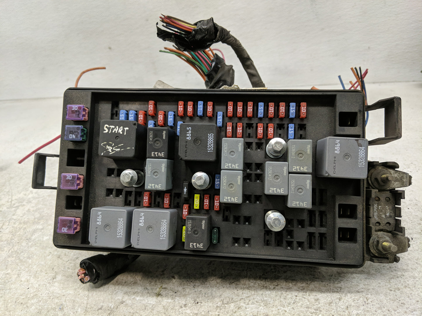 2004-2006 Chevrolet Colorado Fusebox Fuse Box Panel Relay Module P/N:15222953 Fits Fits 2004 2005 2006 OEM Used Auto Parts -