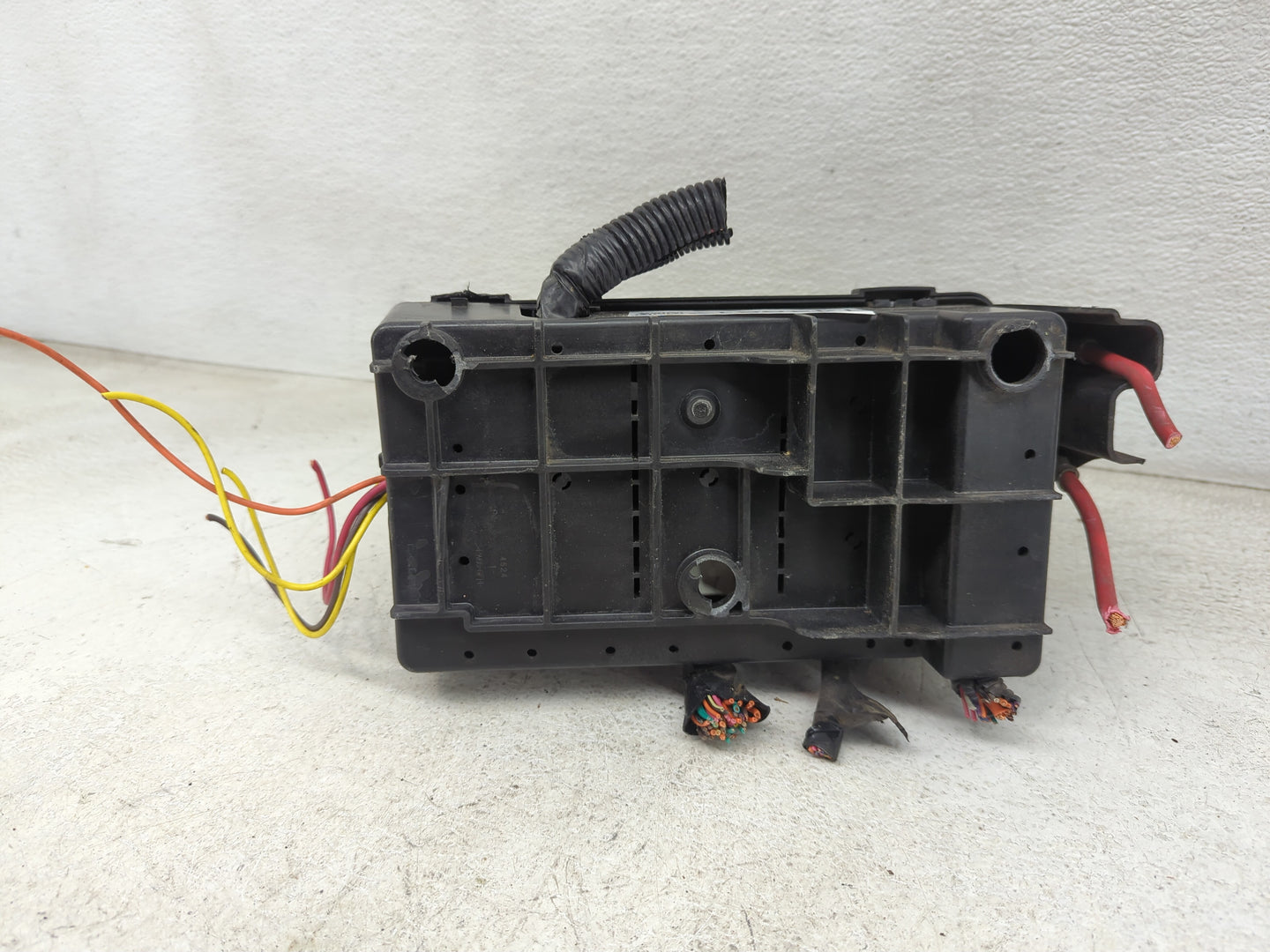 2004-2006 Chevrolet Colorado Fusebox Fuse Box Panel Relay Module P/N:15808750 Fits Fits 2004 2005 2006 OEM Used Auto Parts -