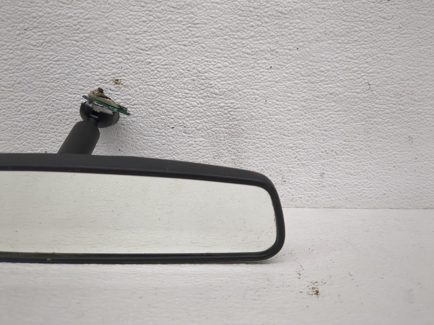2005-2006 Chevrolet Equinox Interior Rear View Mirror Replacement OEM P/N:E8011083 Fits OEM Used Auto Parts - Oemusedautopar