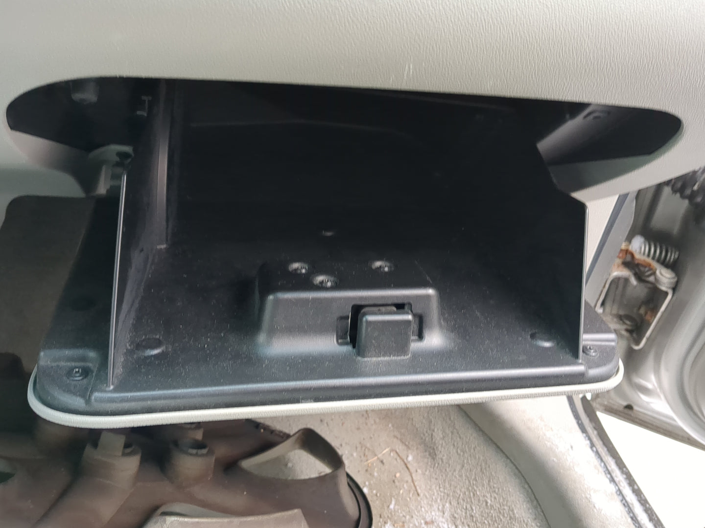 2006 Chevrolet Impala Passenger Glove Box Door Storage Compartment - Oemusedautoparts1.com