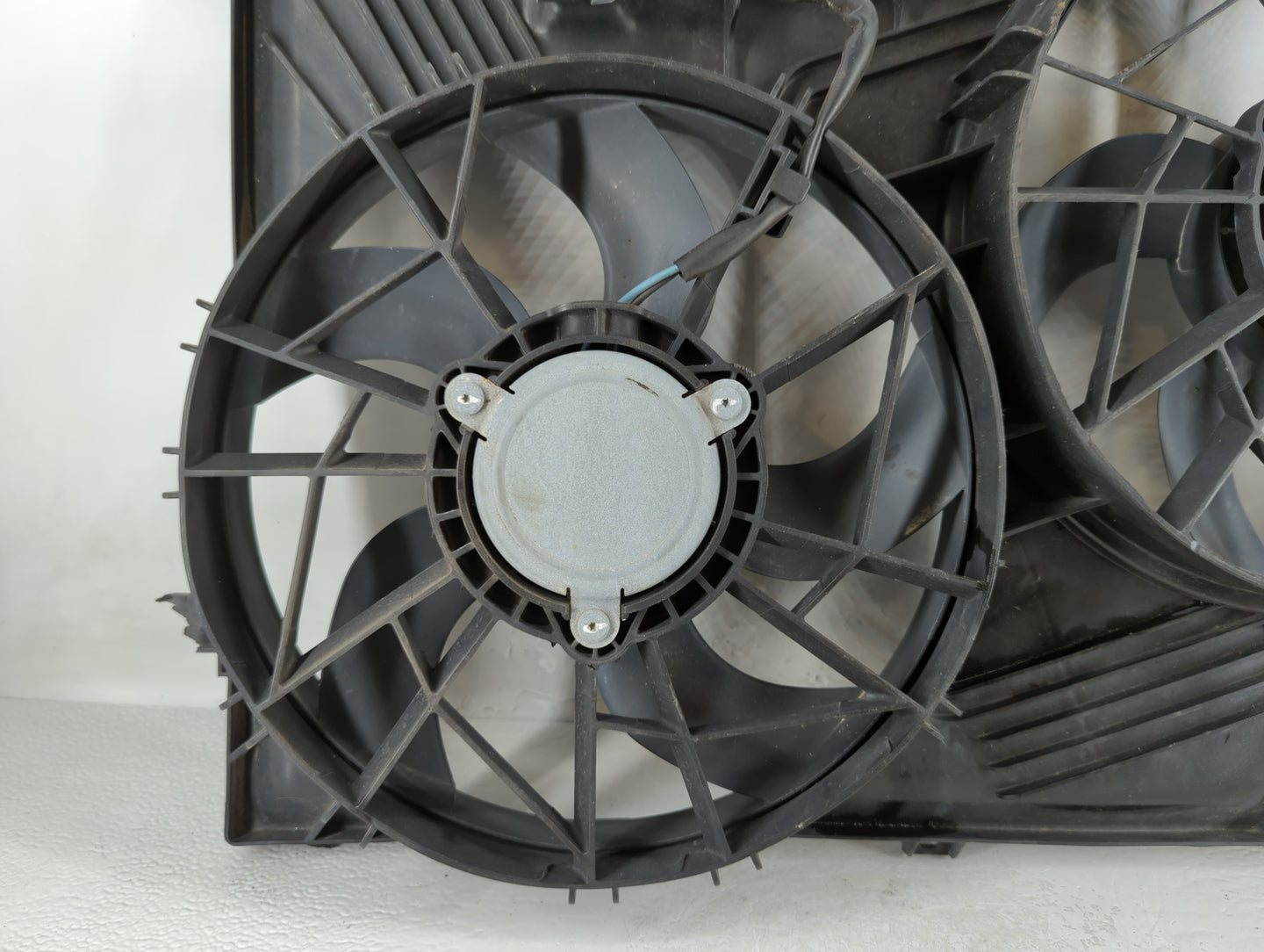 2004-2012 Chevrolet Malibu Left Radiator Fan Motor Assembly 733666 - Oemusedautoparts1.com