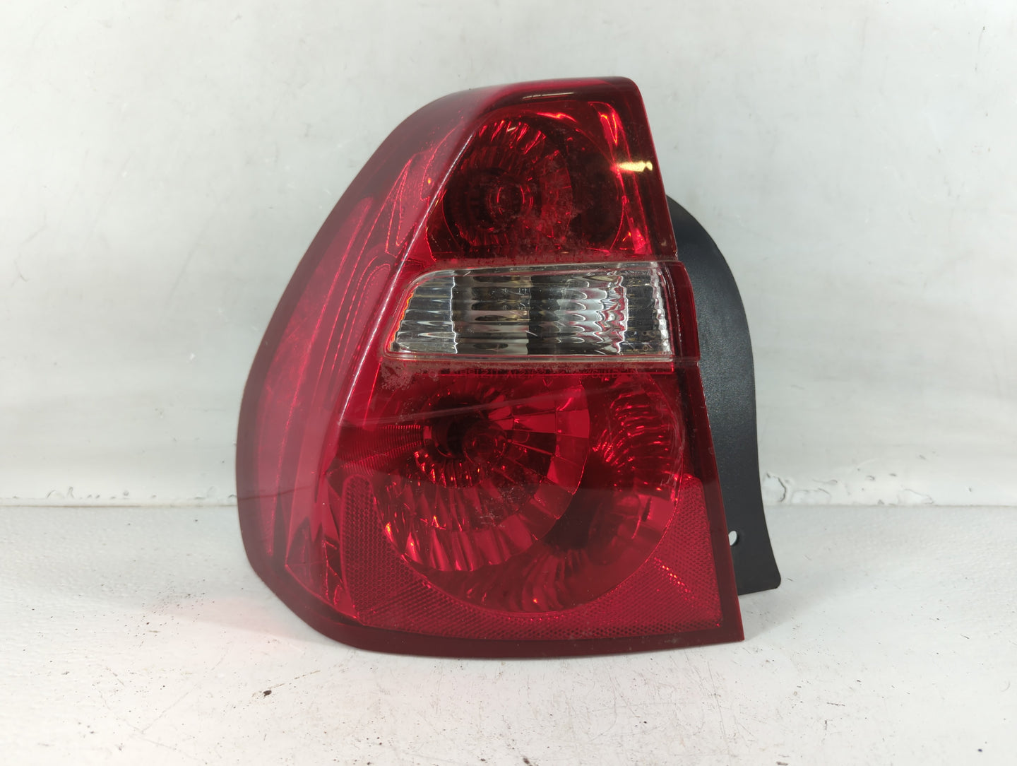 2004-2008 Chevrolet Malibu Rear Center Lid Brake Light Tail Light Fits Fits 2004 2005 2006 2007 2008 OEM Used Auto Parts - O