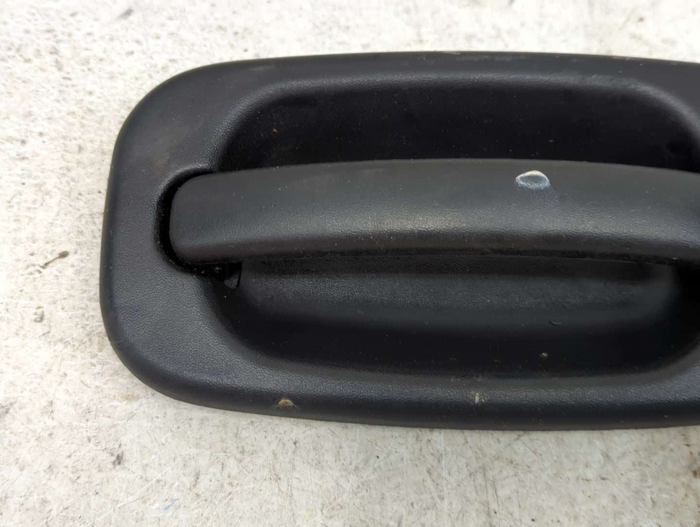 Chevrolet Silverado Passenger Front Right Door Handle Exterior Assembly - Oemusedautoparts1.com