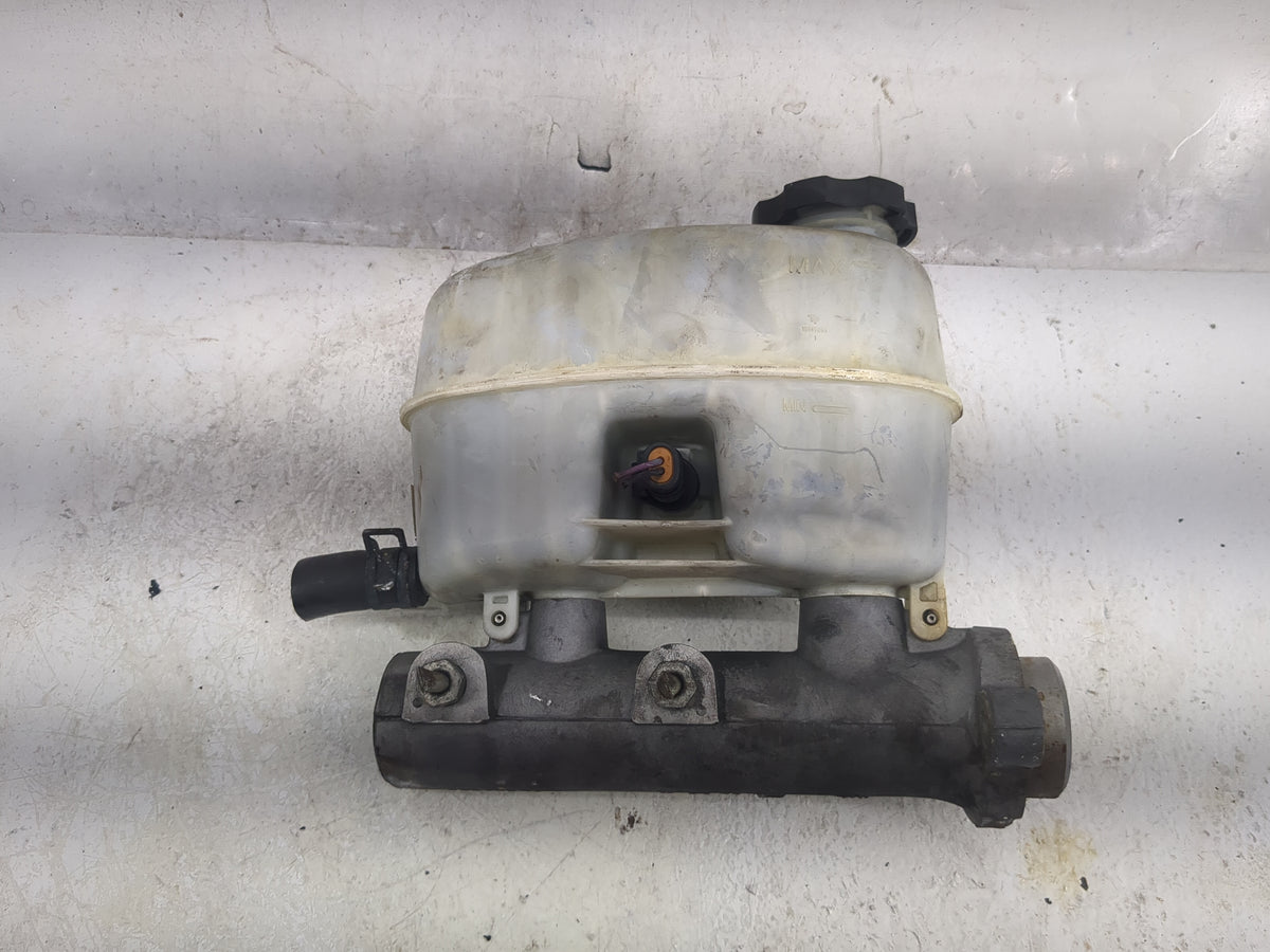 2006 Chevrolet Suburban 1500 Brake Master Cylinder 1498318 - Oemusedautoparts1.com