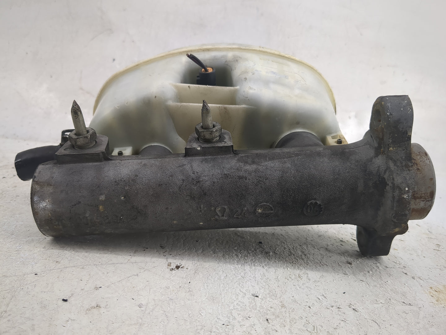 2006 Chevrolet Suburban 1500 Brake Master Cylinder 1498318 - Oemusedautoparts1.com