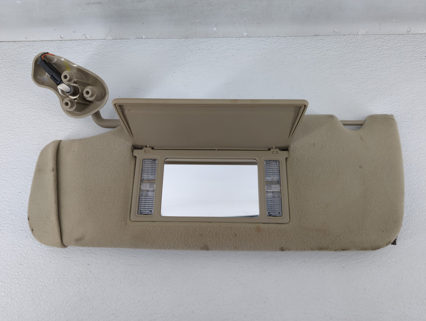 2006 Chevrolet Suburban 1500 Sun Visor Shade Replacement Driver Left Mirror Fits OEM Used Auto Parts - Oemusedautoparts1.com