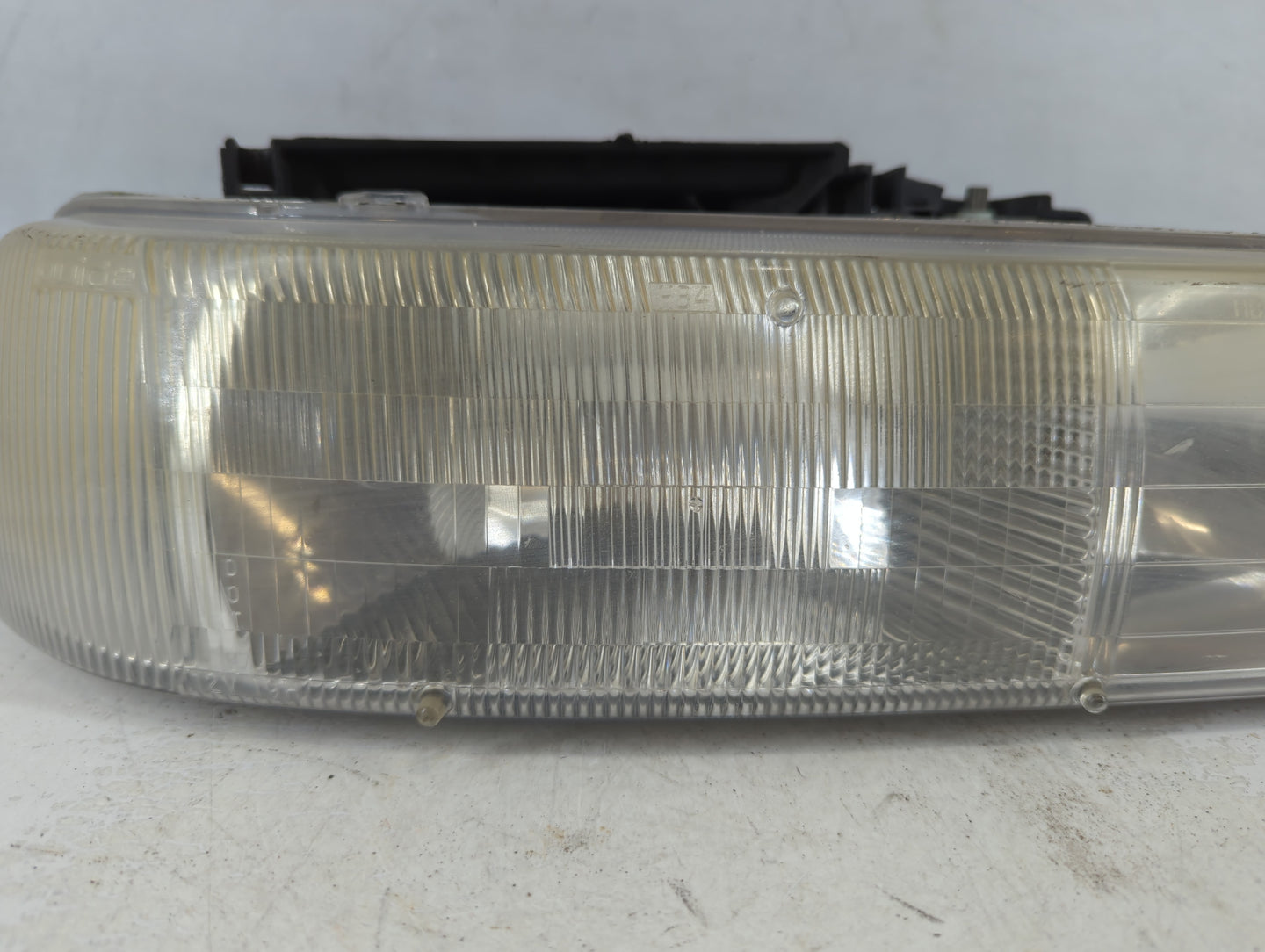 2000 Chevrolet Suburban 1500 Driver Left Oem Head Light Headlight Lamp - Oemusedautoparts1.com