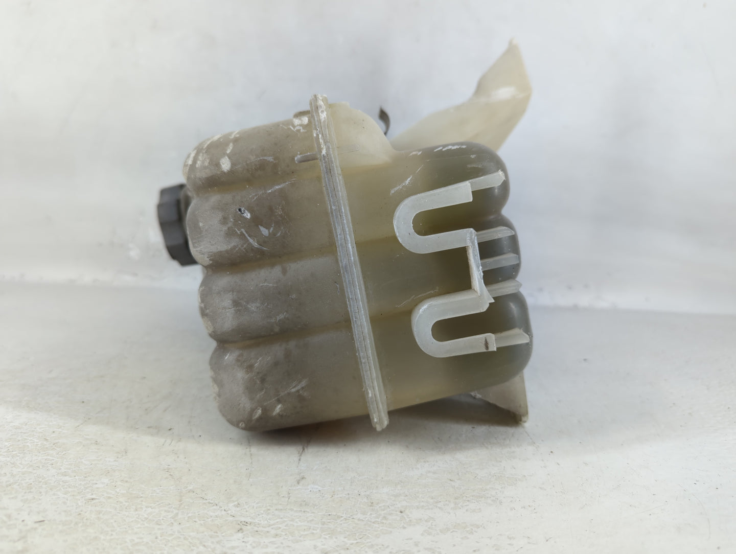 2004 Suburban 1500 Radiator Coolant Overflow Expansion Tank Bottle - Oemusedautoparts1.com