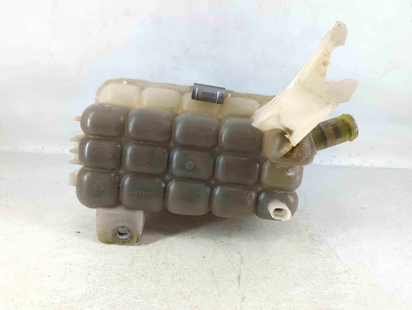 2004 Suburban 1500 Radiator Coolant Overflow Expansion Tank Bottle - Oemusedautoparts1.com