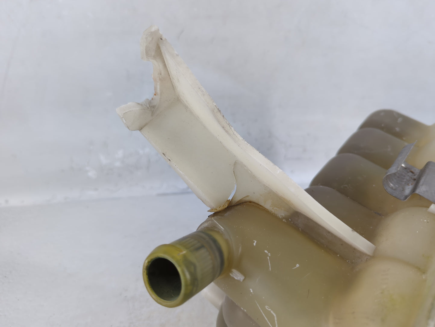 2004 Suburban 1500 Radiator Coolant Overflow Expansion Tank Bottle - Oemusedautoparts1.com