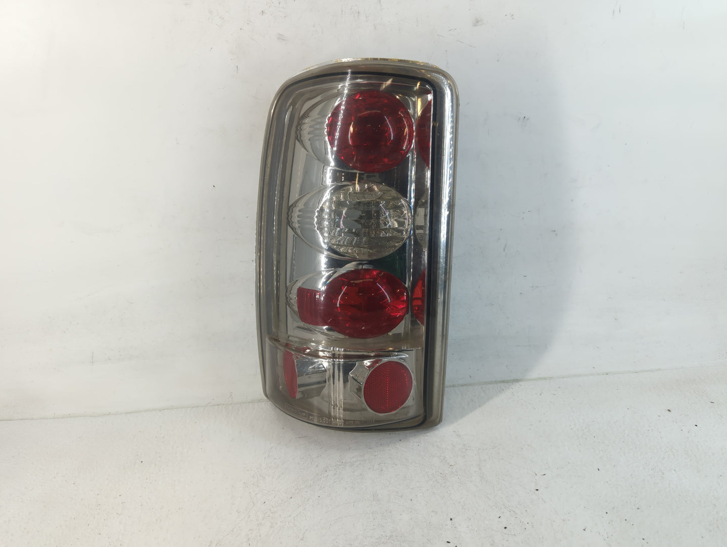 2004-2006 Chevrolet Suburban 1500 Tail Light Assembly Driver Left OEM P/N:T C2016B Fits Fits 2004 2005 2006 OEM Used Auto Pa