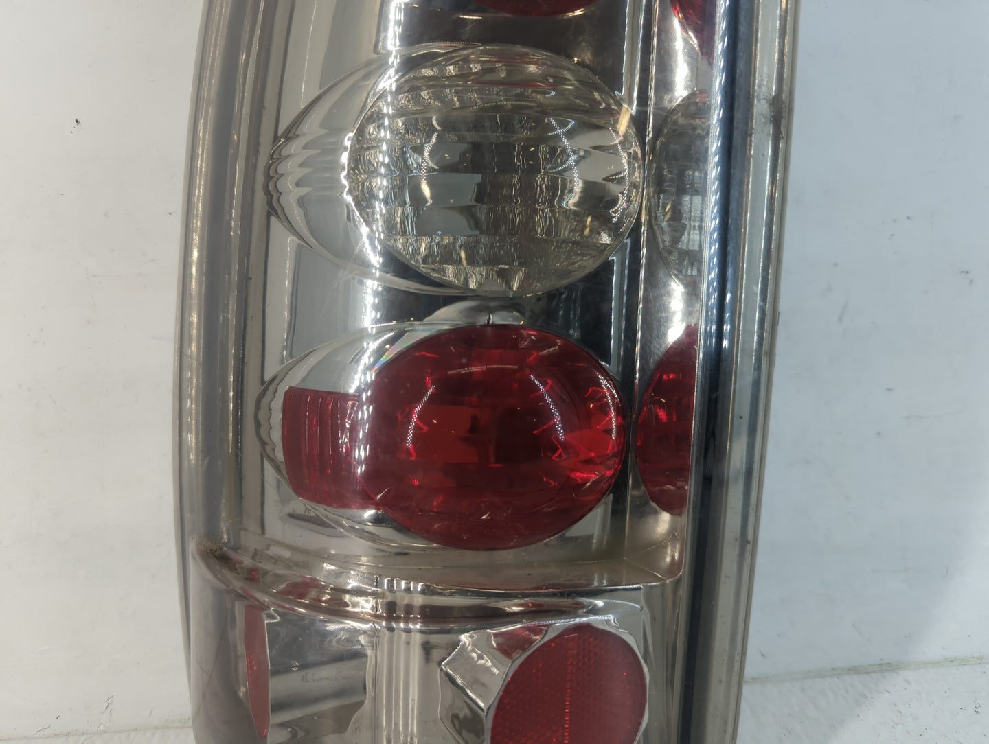2004-2006 Chevrolet Suburban 1500 Tail Light Assembly Driver Left OEM P/N:T C2016B Fits Fits 2004 2005 2006 OEM Used Auto Pa