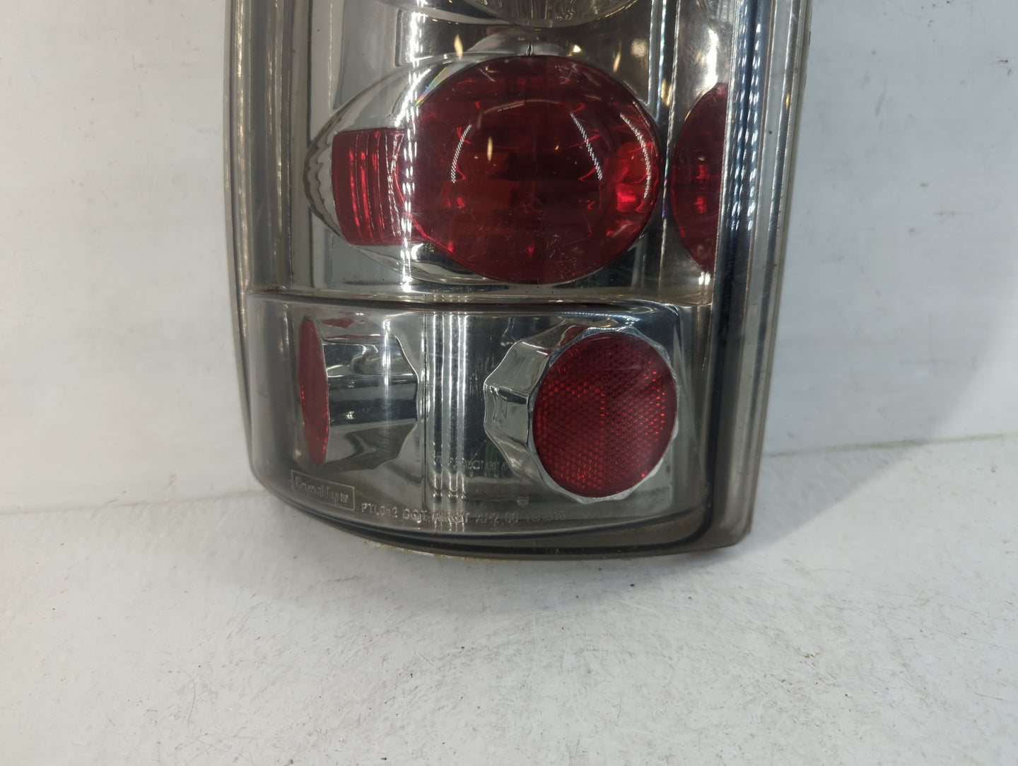 2004-2006 Chevrolet Suburban 1500 Tail Light Assembly Driver Left OEM P/N:T C2016B Fits Fits 2004 2005 2006 OEM Used Auto Pa
