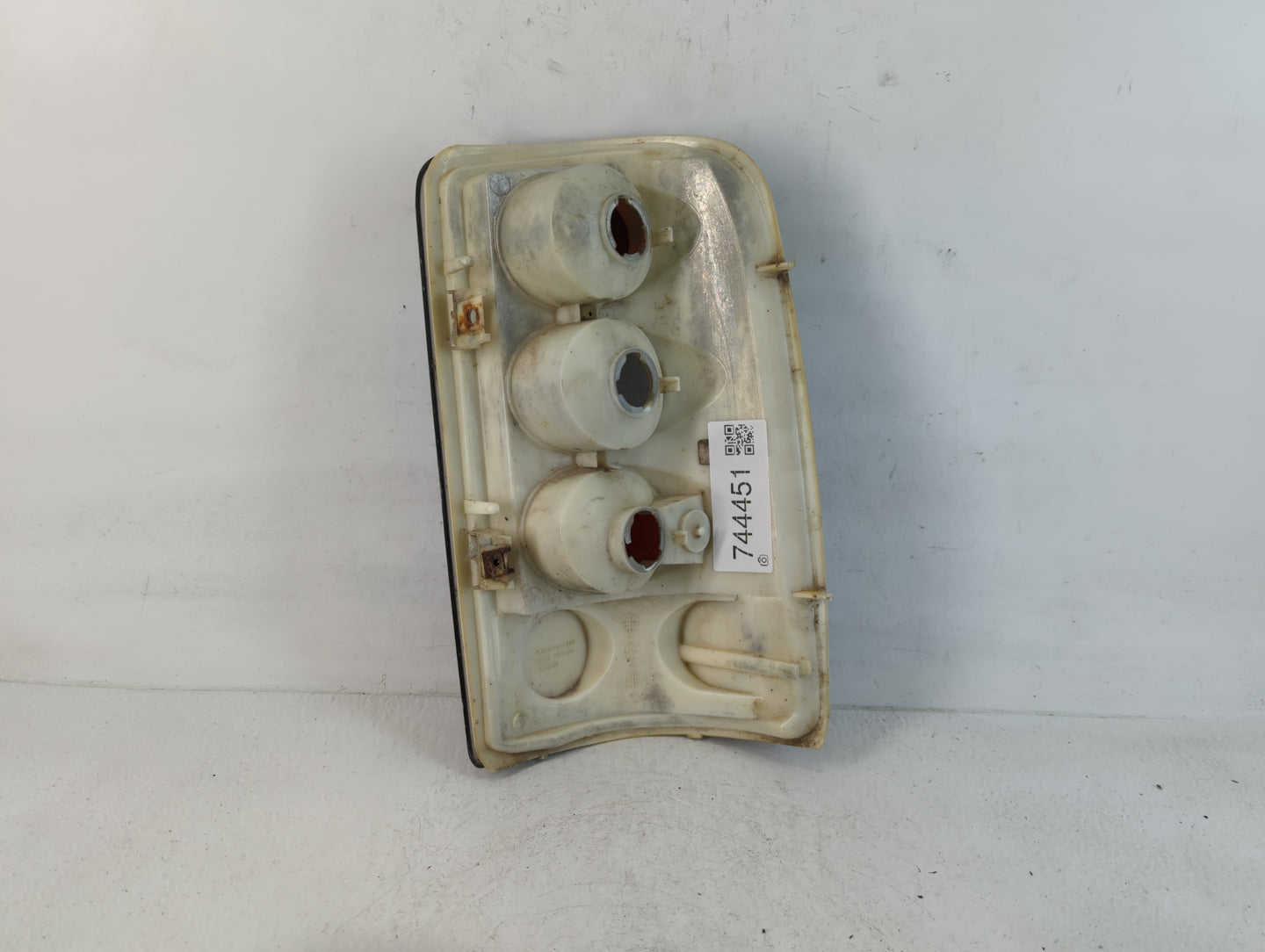 2004-2006 Chevrolet Suburban 1500 Tail Light Assembly Driver Left OEM P/N:T C2016B Fits Fits 2004 2005 2006 OEM Used Auto Pa