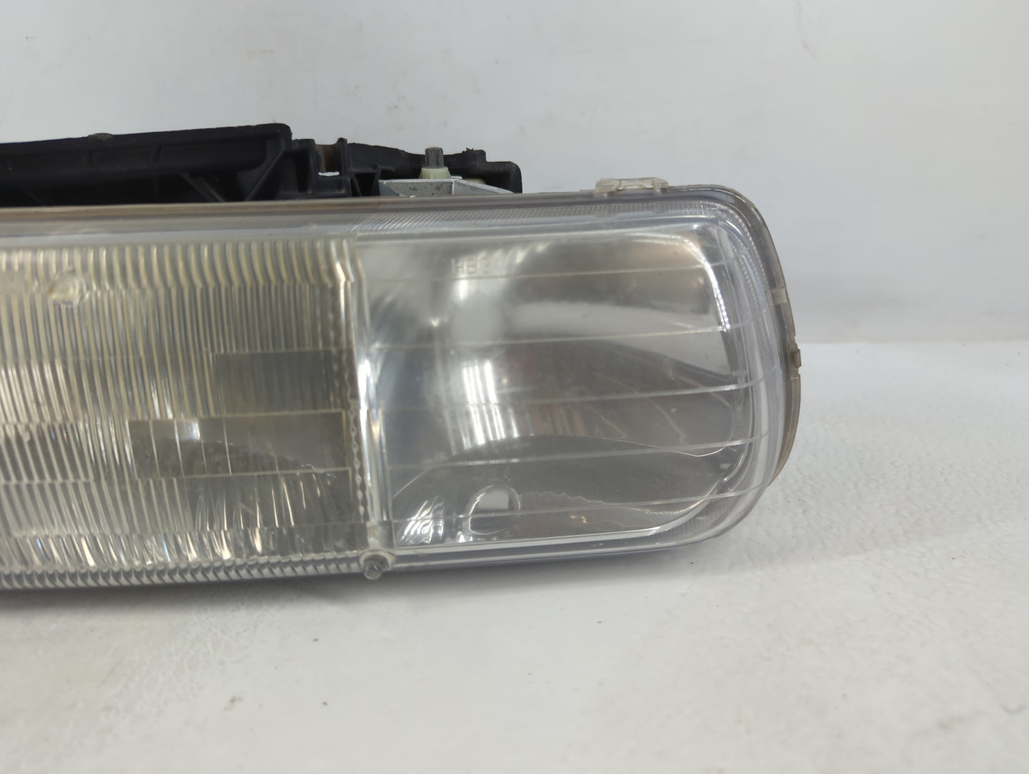 2000 Suburban 1500 Passenger Right Oem Head Light Headlight Lamp - Oemusedautoparts1.com