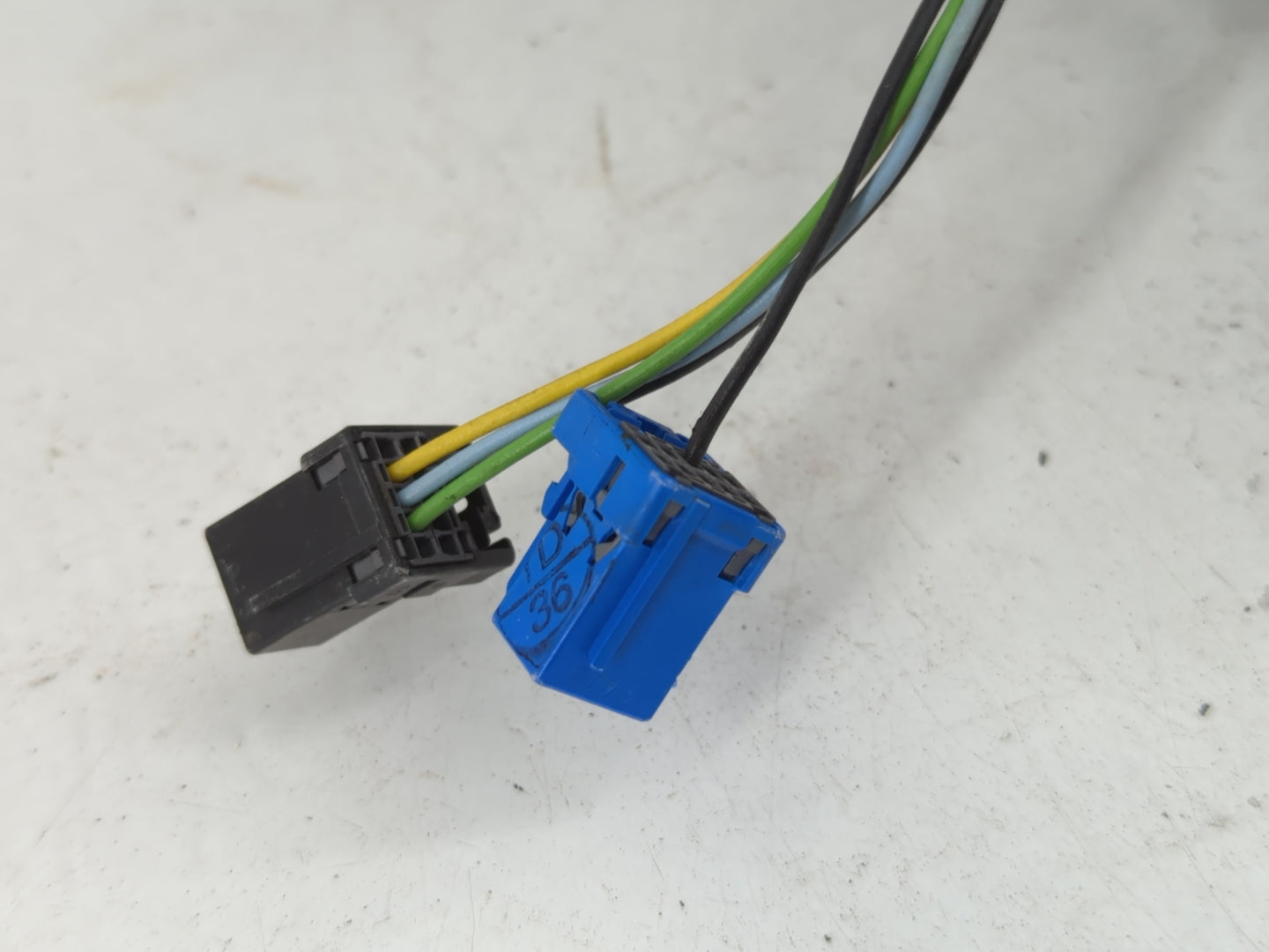 2003-2006 Chevrolet Tahoe Driver Side View Mirror - Left Door Mirror OEM Used - Oemusedautoparts1.com