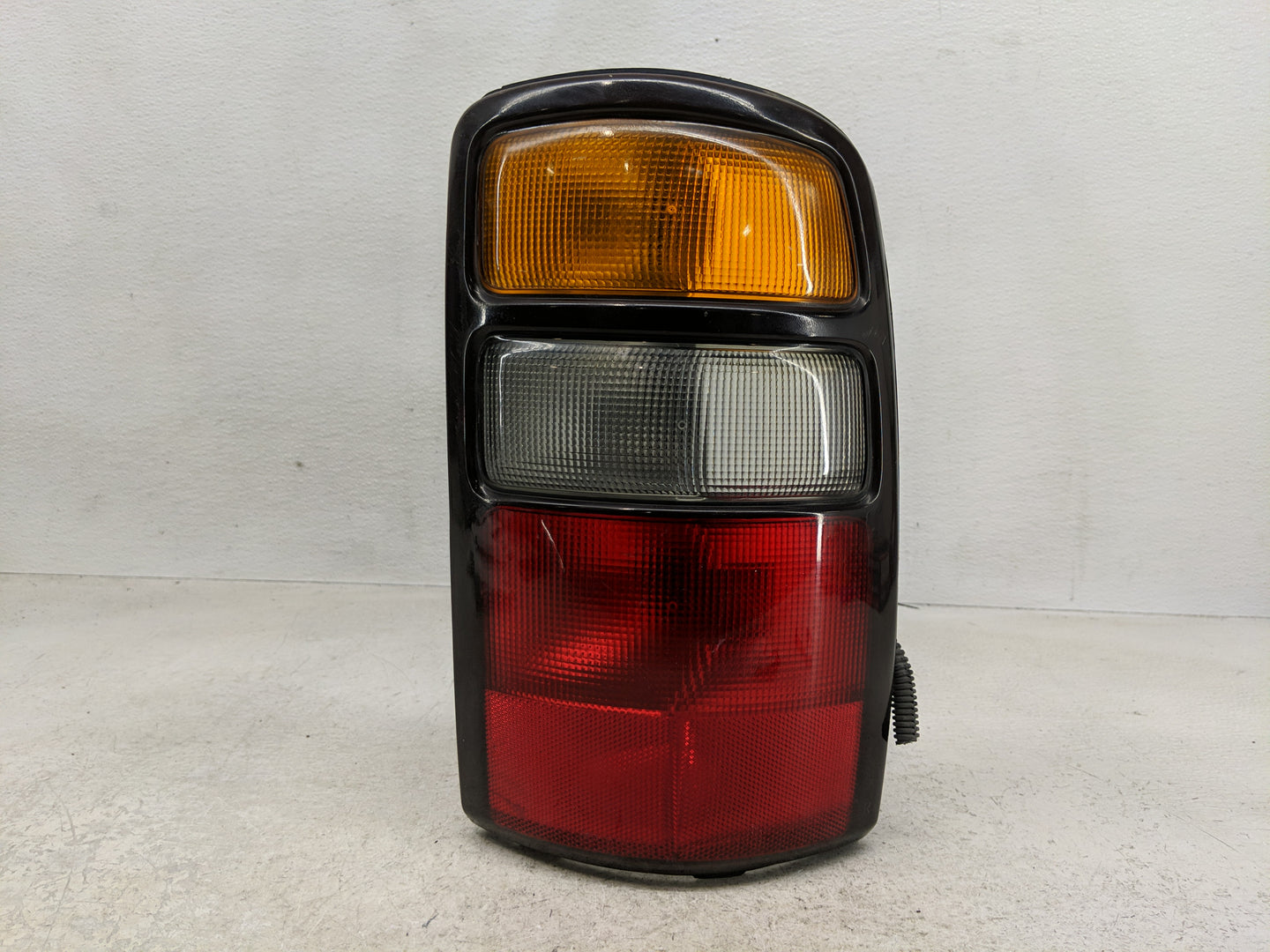 2004-2006 Chevrolet Tahoe Tail Light Assembly Passenger Right OEM P/N:16525376 A Fits Fits 2004 2005 2006 OEM Used Auto Part
