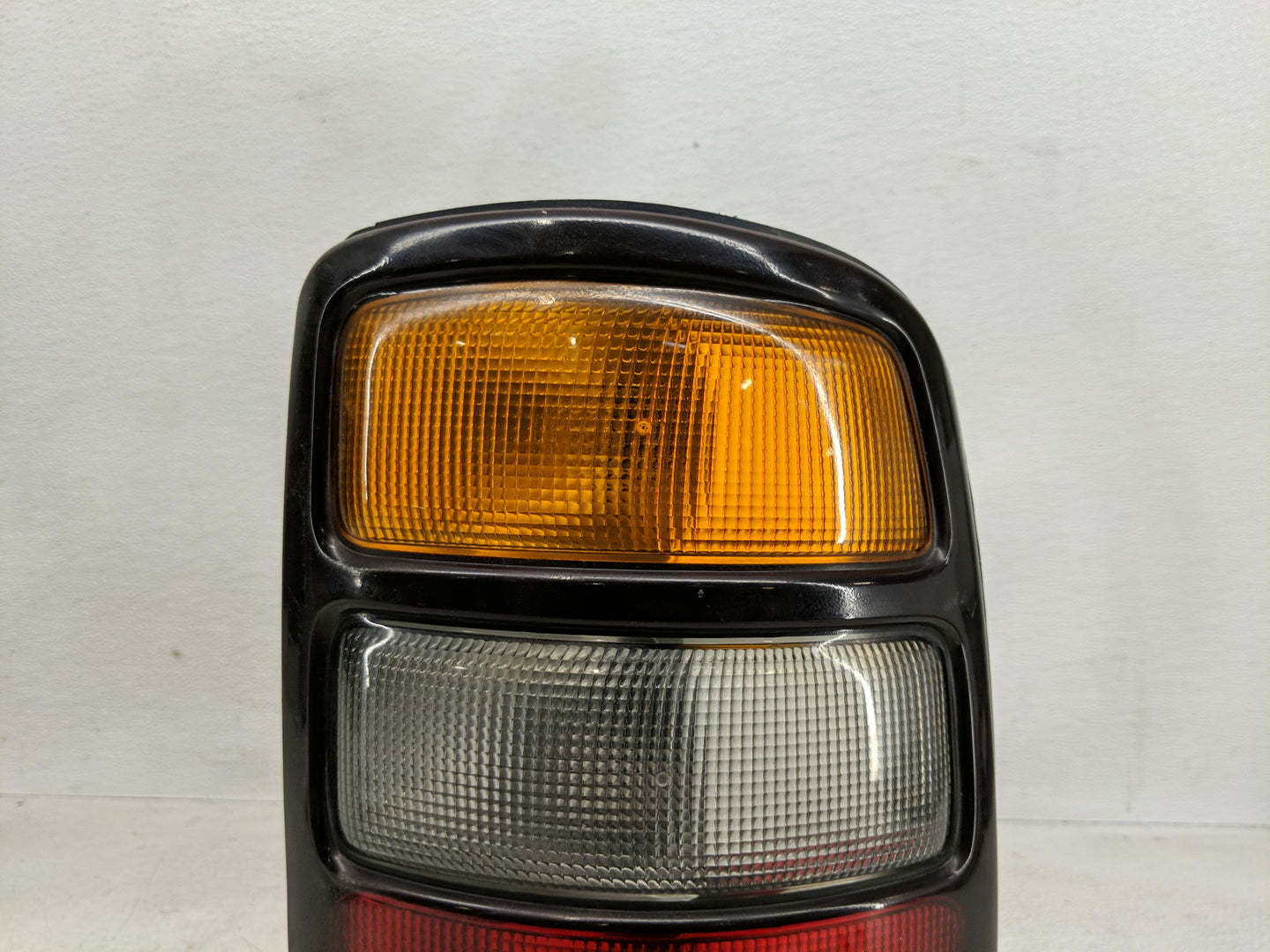 2004-2006 Chevrolet Tahoe Tail Light Assembly Passenger Right OEM P/N:16525376 A Fits Fits 2004 2005 2006 OEM Used Auto Part