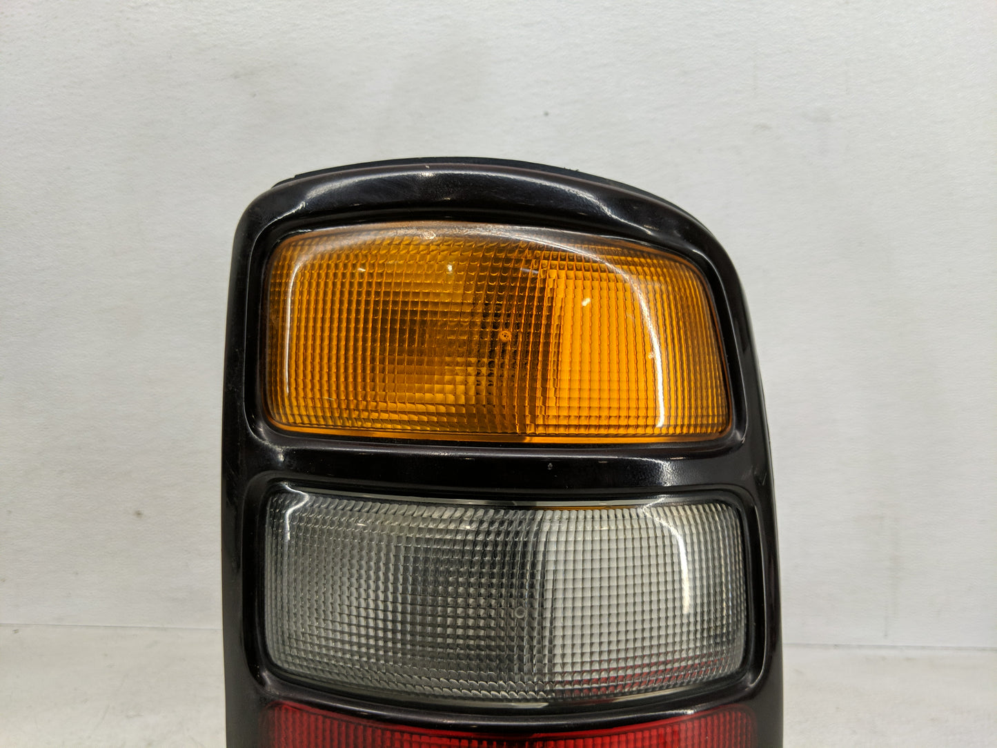 2004-2006 Chevrolet Tahoe Tail Light Assembly Passenger Right OEM P/N:16525376 A Fits Fits 2004 2005 2006 OEM Used Auto Part