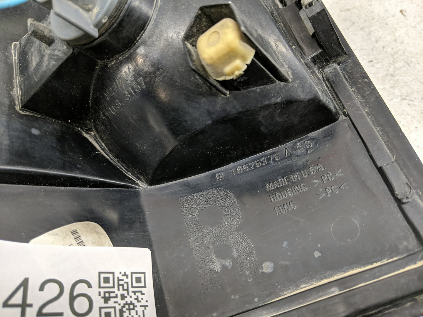 2004-2006 Chevrolet Tahoe Tail Light Assembly Passenger Right OEM P/N:16525376 A Fits Fits 2004 2005 2006 OEM Used Auto Part