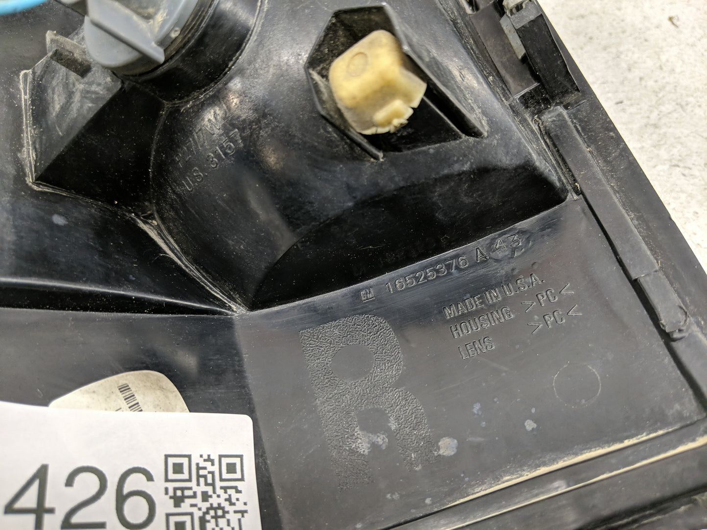 2004-2006 Chevrolet Tahoe Tail Light Assembly Passenger Right OEM P/N:16525376 A Fits Fits 2004 2005 2006 OEM Used Auto Part