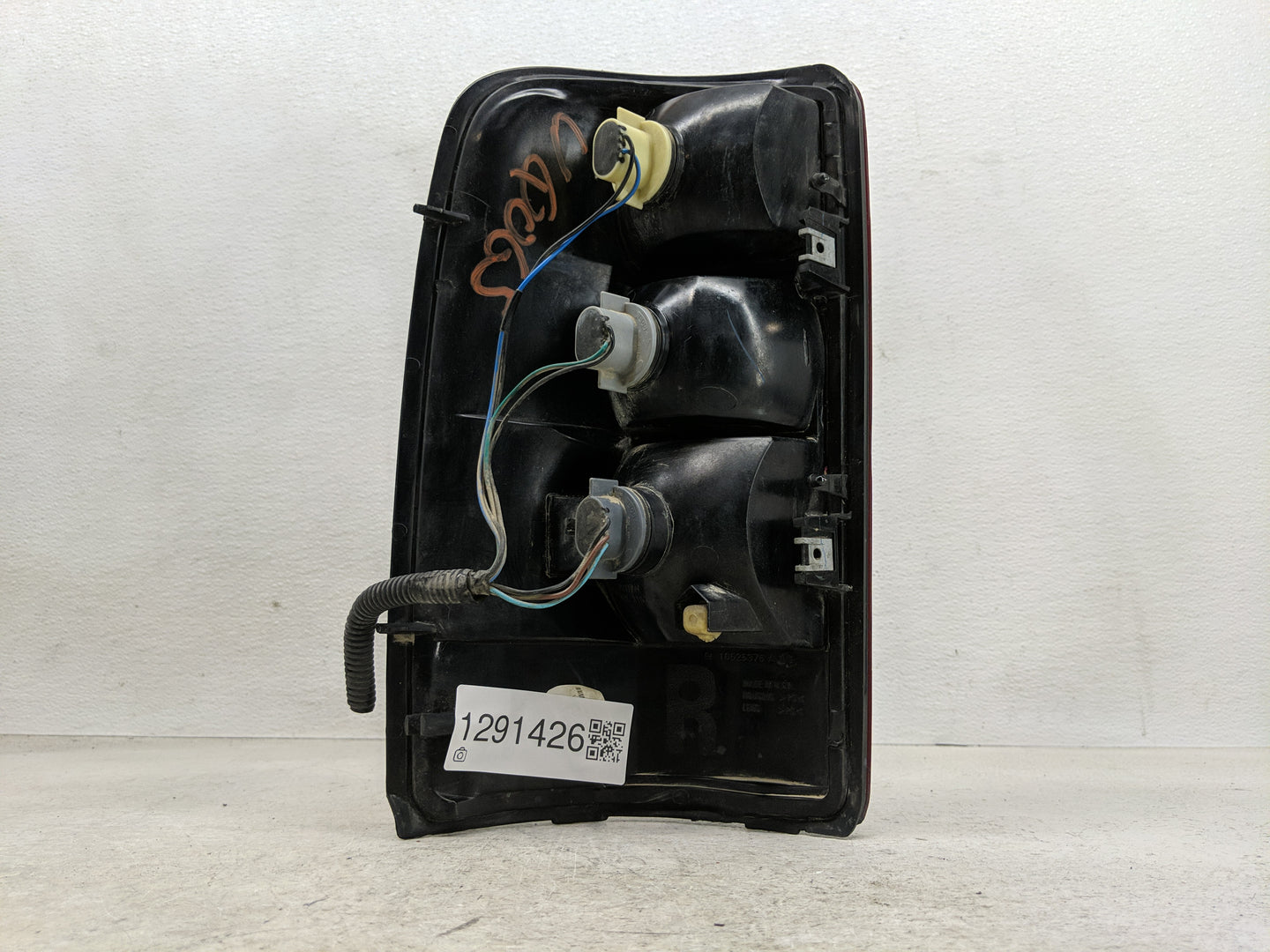 2004-2006 Chevrolet Tahoe Tail Light Assembly Passenger Right OEM P/N:16525376 A Fits Fits 2004 2005 2006 OEM Used Auto Part