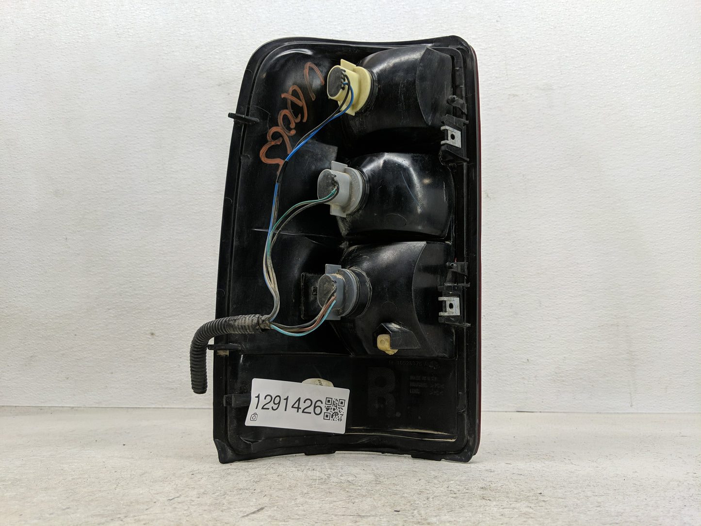 2004-2006 Chevrolet Tahoe Tail Light Assembly Passenger Right OEM P/N:16525376 A Fits Fits 2004 2005 2006 OEM Used Auto Part