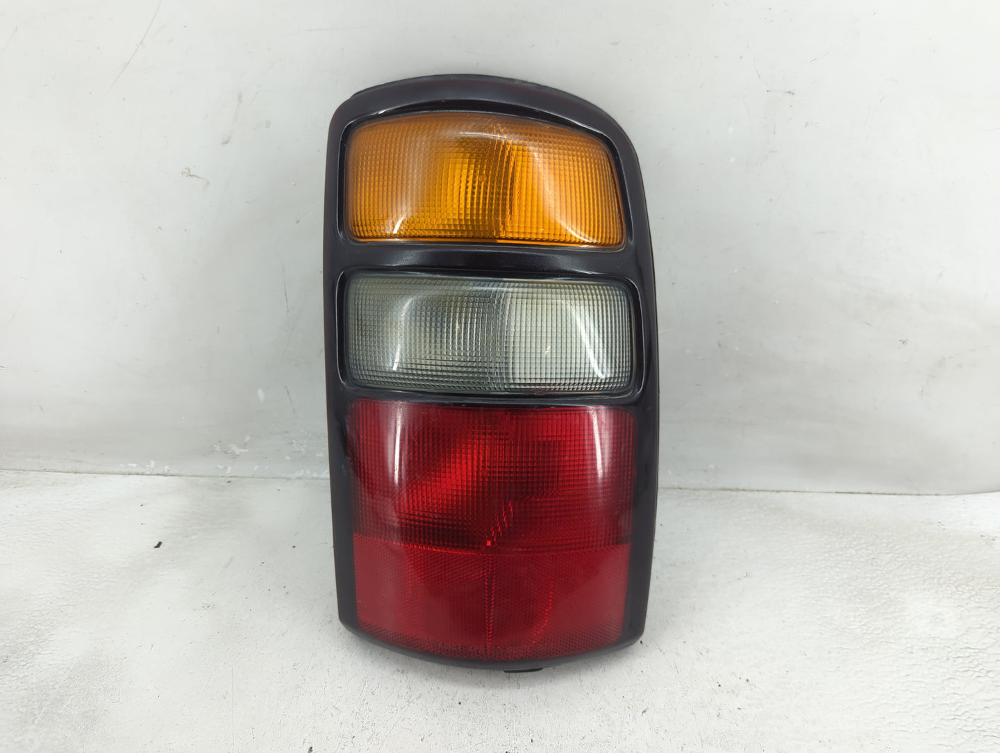2004-2006 Chevrolet Tahoe Tail Light Assembly Passenger Right OEM P/N:16525376 A Fits Fits 2004 2005 2006 OEM Used Auto Part