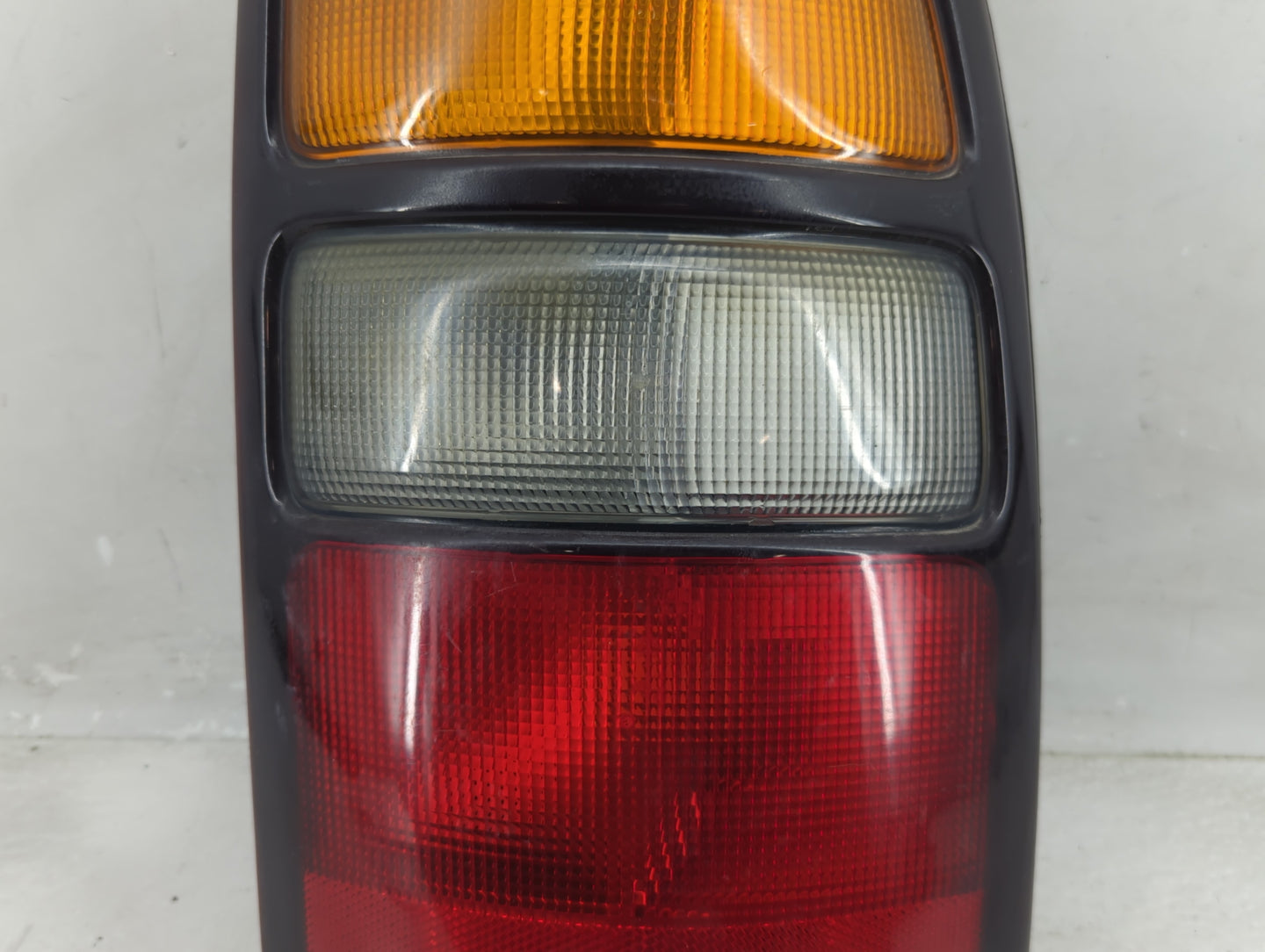 2004-2006 Chevrolet Tahoe Tail Light Assembly Passenger Right OEM P/N:16525376 A Fits Fits 2004 2005 2006 OEM Used Auto Part