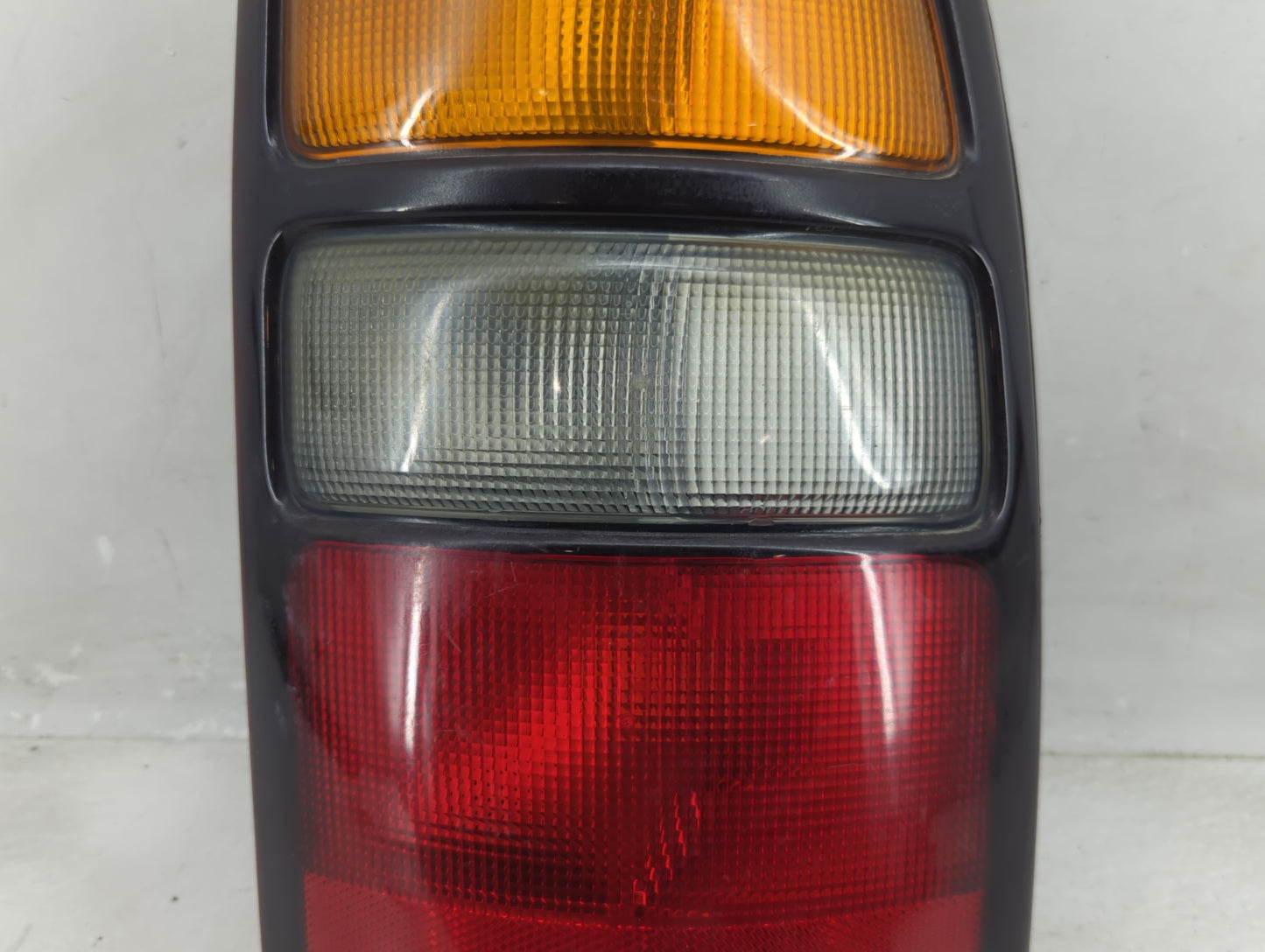 2004-2006 Chevrolet Tahoe Tail Light Assembly Passenger Right OEM P/N:16525376 A Fits Fits 2004 2005 2006 OEM Used Auto Part