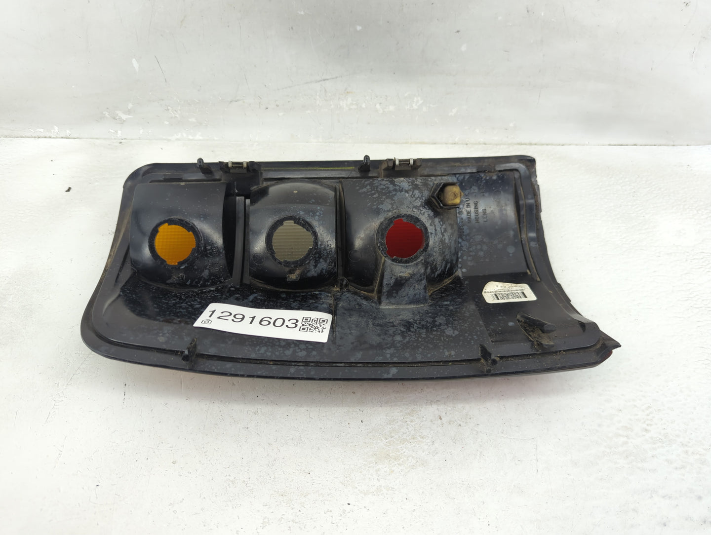 2004-2006 Chevrolet Tahoe Tail Light Assembly Passenger Right OEM P/N:16525376 A Fits Fits 2004 2005 2006 OEM Used Auto Part