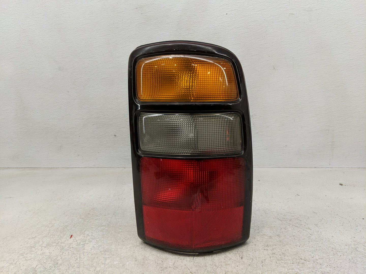 2004-2006 Chevrolet Tahoe Tail Light Assembly Passenger Right OEM P/N:16525376 A Fits Fits 2004 2005 2006 OEM Used Auto Part