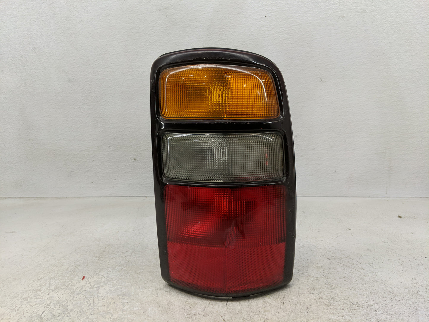 2004-2006 Chevrolet Tahoe Tail Light Assembly Passenger Right OEM P/N:16525376 A Fits Fits 2004 2005 2006 OEM Used Auto Part
