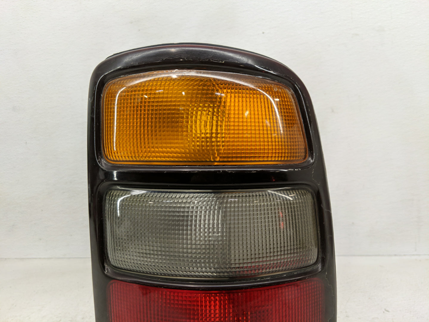 2004-2006 Chevrolet Tahoe Tail Light Assembly Passenger Right OEM P/N:16525376 A Fits Fits 2004 2005 2006 OEM Used Auto Part