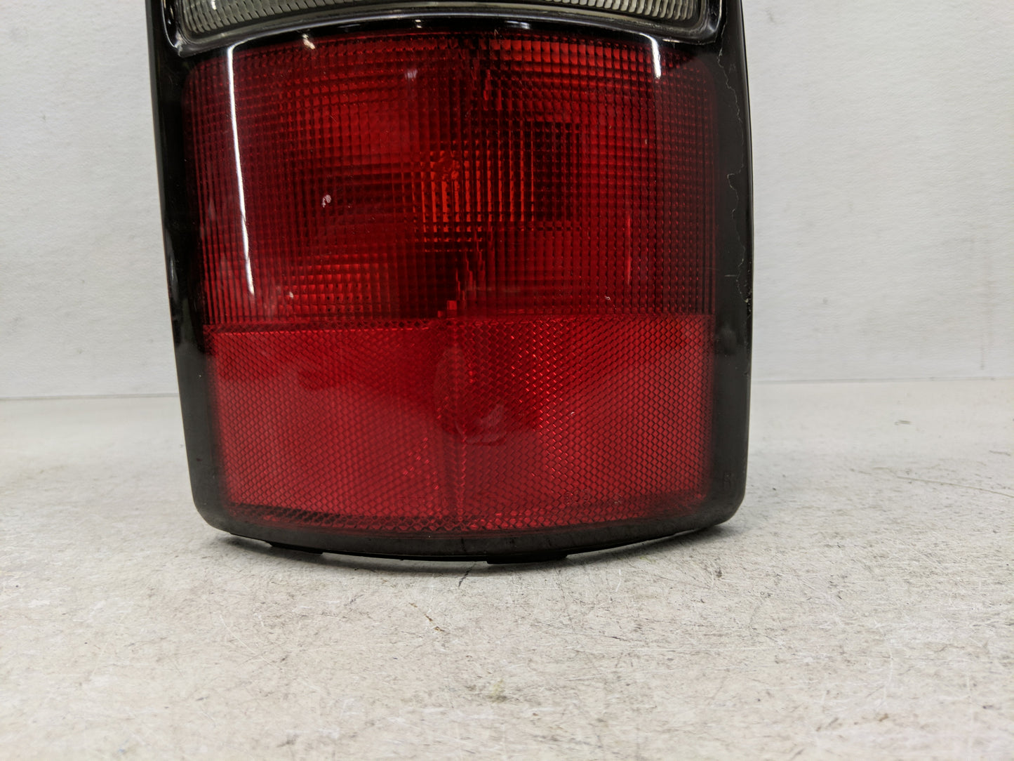 2004-2006 Chevrolet Tahoe Tail Light Assembly Passenger Right OEM P/N:16525376 A Fits Fits 2004 2005 2006 OEM Used Auto Part