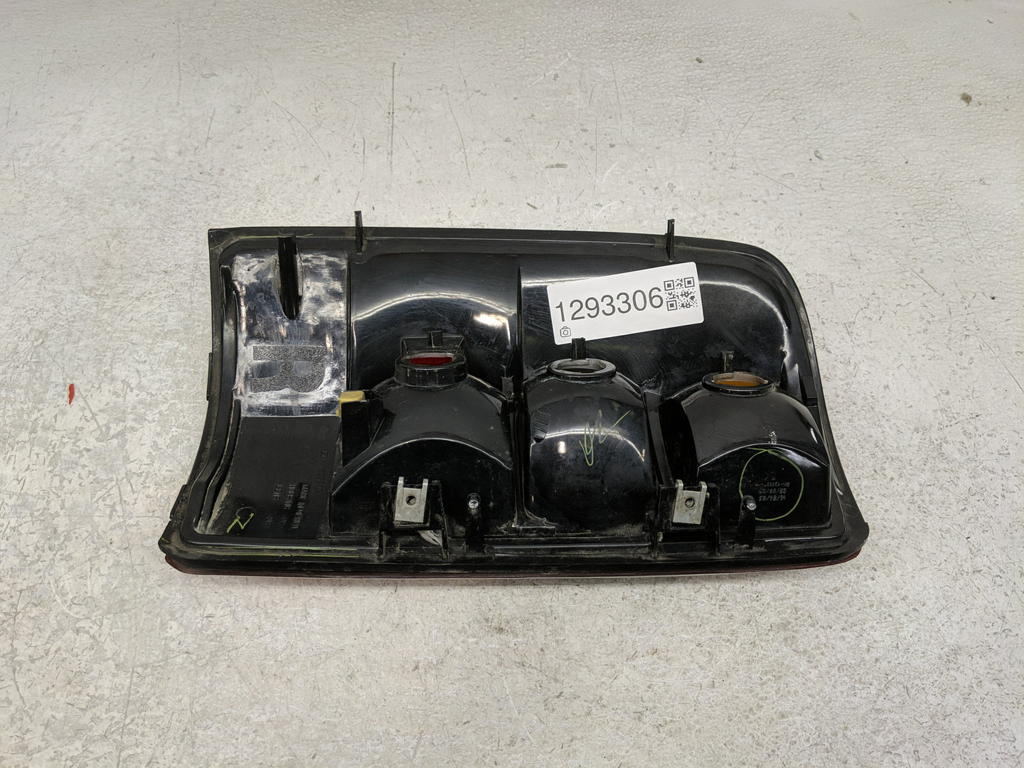 2004-2006 Chevrolet Tahoe Tail Light Assembly Passenger Right OEM P/N:16525376 A Fits Fits 2004 2005 2006 OEM Used Auto Part