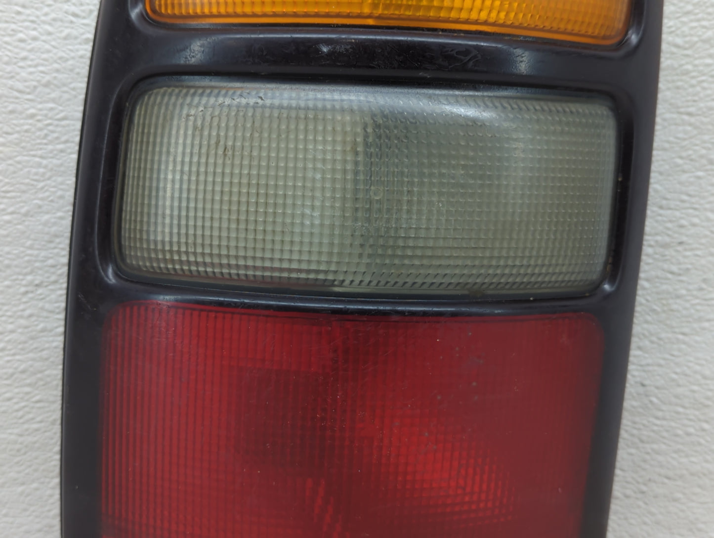 2004-2006 Chevrolet Tahoe Tail Light Assembly Driver Left OEM P/N:16525375A Fits Fits 2004 2005 2006 OEM Used Auto Parts - O