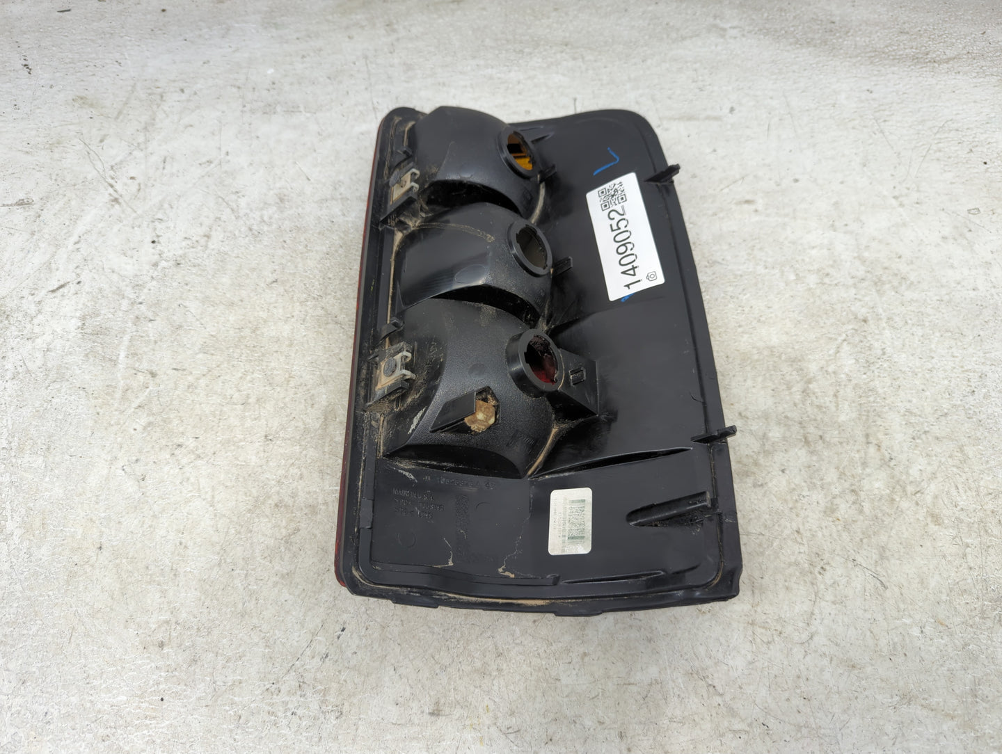 2004-2006 Chevrolet Tahoe Tail Light Assembly Driver Left OEM P/N:16525375A Fits Fits 2004 2005 2006 OEM Used Auto Parts - O