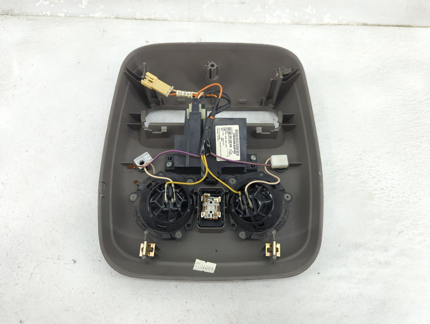 2006 Chevrolet Tahoe Overhead Roof Console 1446630 - Oemusedautoparts1.com
