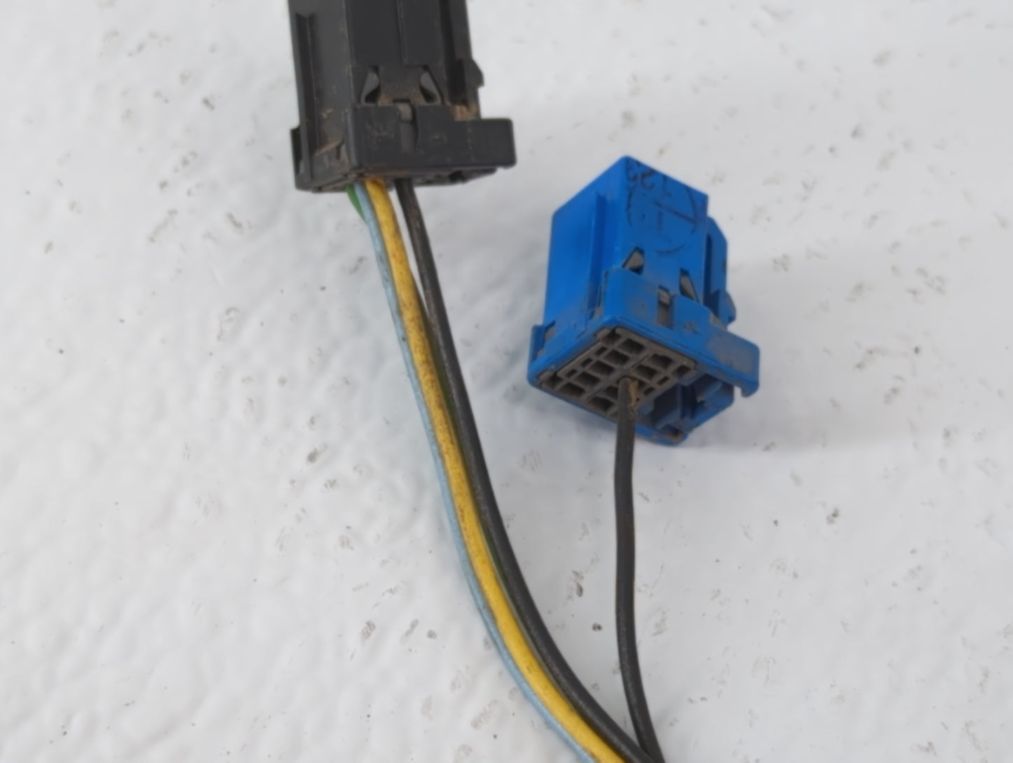 2003-2006 Chevrolet Tahoe Driver Left Side View Manual Door Mirror Black - Oemusedautoparts1.com