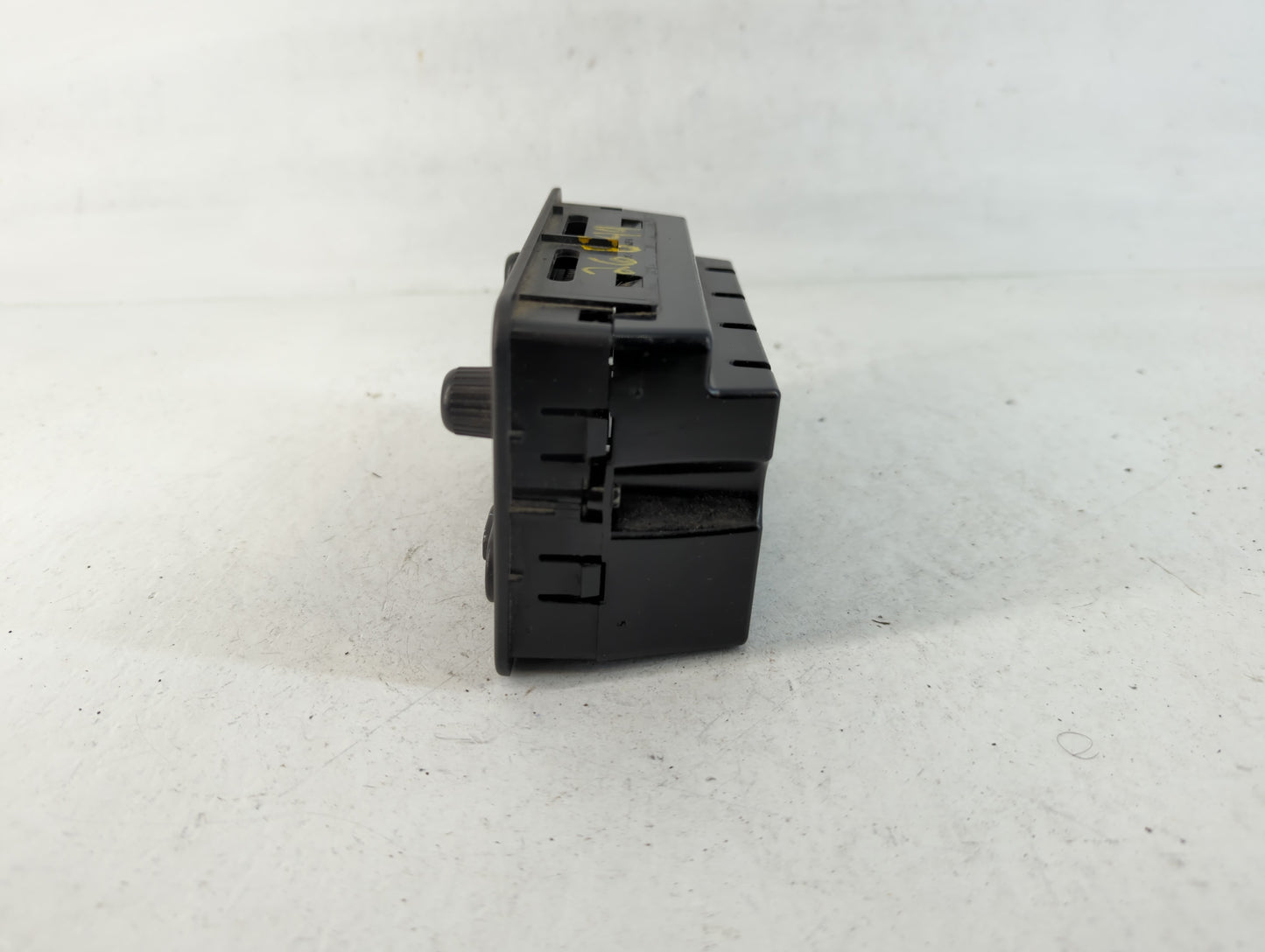 2003-2006 Chevrolet Tahoe Radio Control Panel - Oemusedautoparts1.com