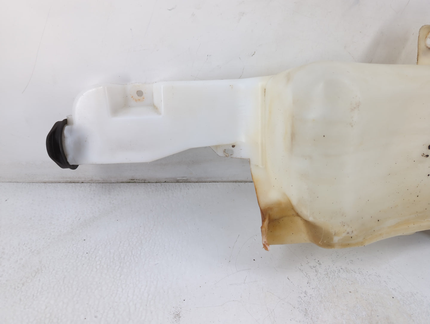 2006-2006 Chevrolet Tahoe Windshield Washer Fluid Reservoir Bottle Oem - Oemusedautoparts1.com