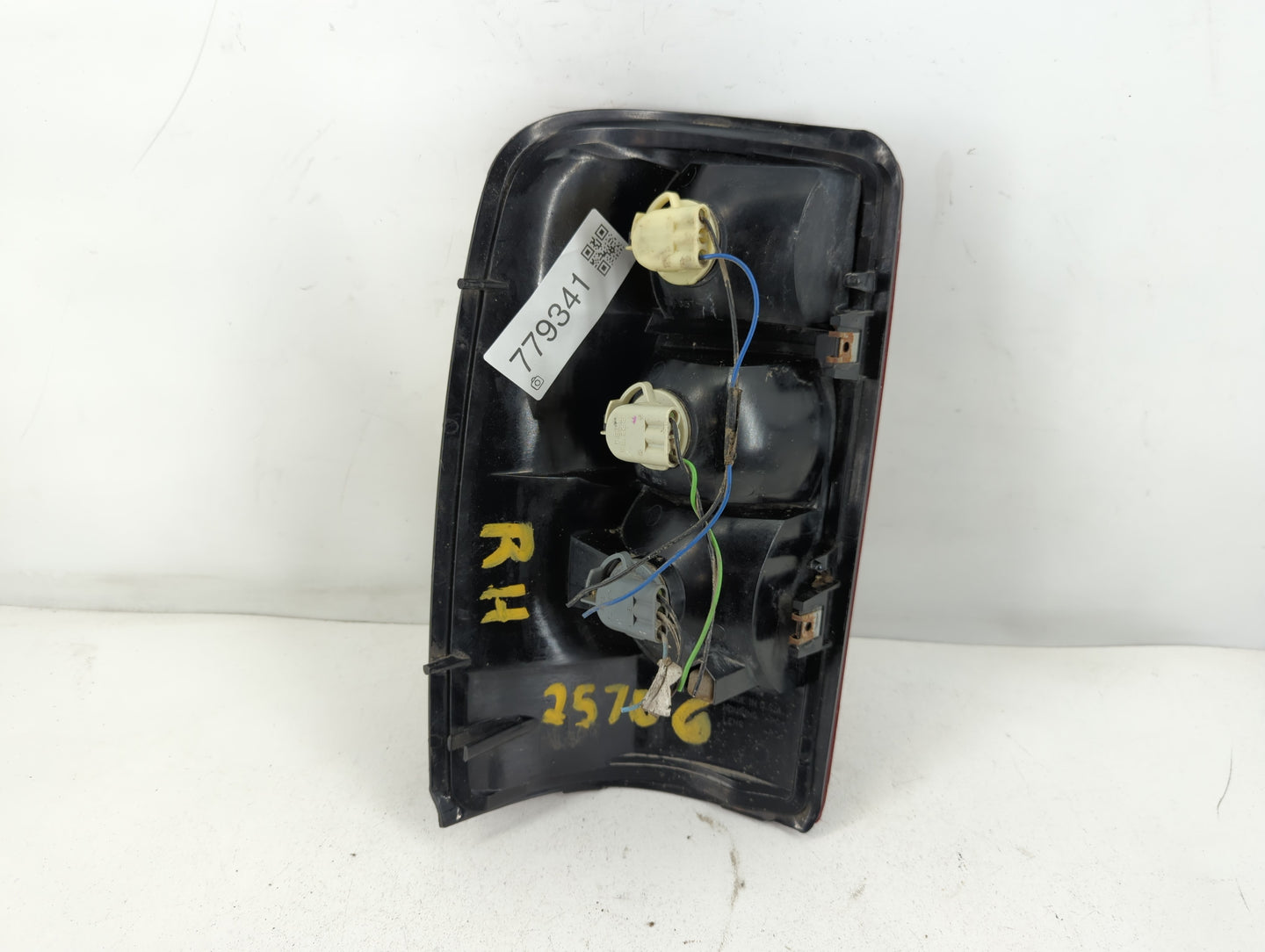 2004-2006 Chevrolet Tahoe Tail Light Assembly Driver Left OEM P/N:16525376B Fits Fits 2004 2005 2006 OEM Used Auto Parts - O