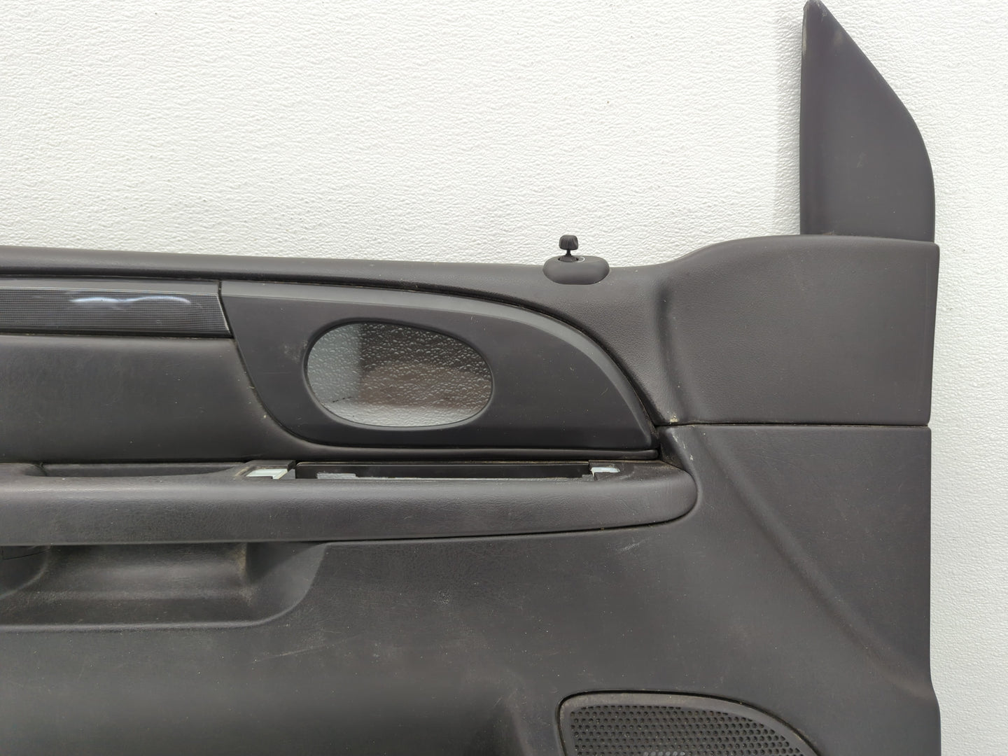 2006 Chevrolet Tahoe Front Left Driver Interior Door Panel Trim - Oemusedautoparts1.com