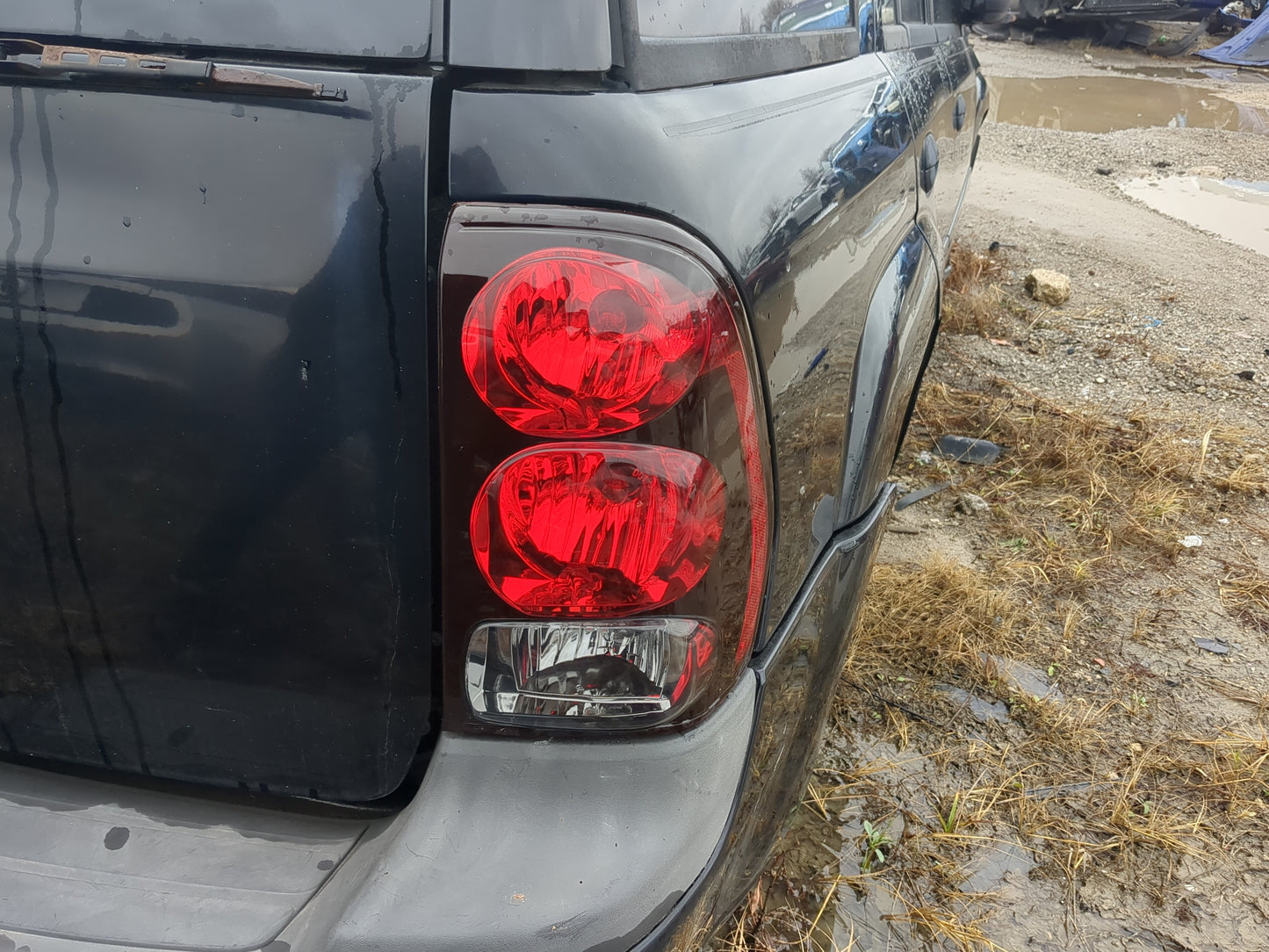2002-2009 Chevrolet Trailblazer Tail Light Assembly Passenger Right OEM Fits Fits 2002 2003 2004 2005 2006 2007 2008 2009 OE