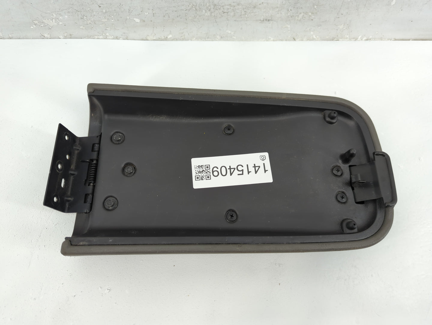 2006 Chevrolet Trailblazer Center Console Armrest Cover Lid Fits OEM Used Auto Parts - Oemusedautoparts1.com
