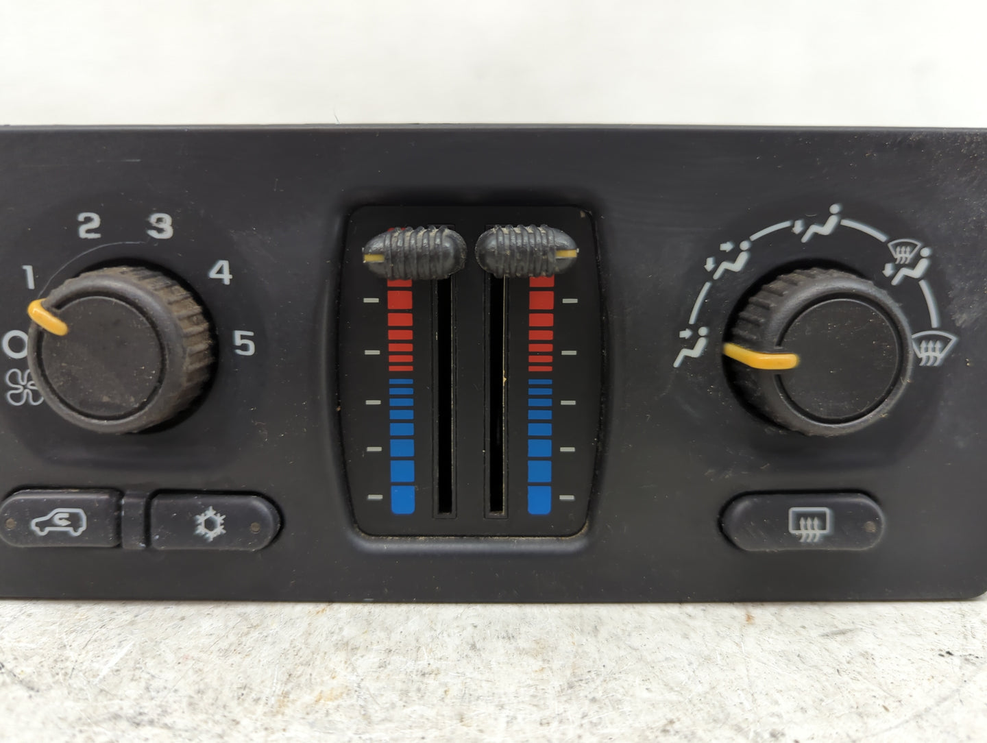2003-2009 Chevrolet Trailblazer Climate Control Module Temperature AC/Heater Replacement P/N:10395426 Fits OEM Used Auto Par