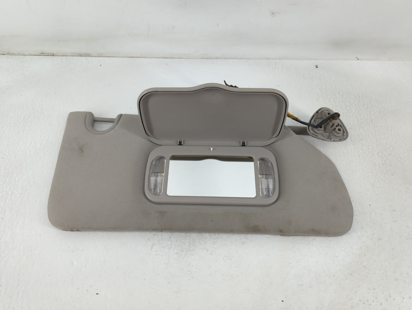 2005-2007 Chevrolet Trailblazer Sun Visor Shade Replacement Passenger Right Mirror Fits Fits 2005 2006 2007 OEM Used Auto Pa
