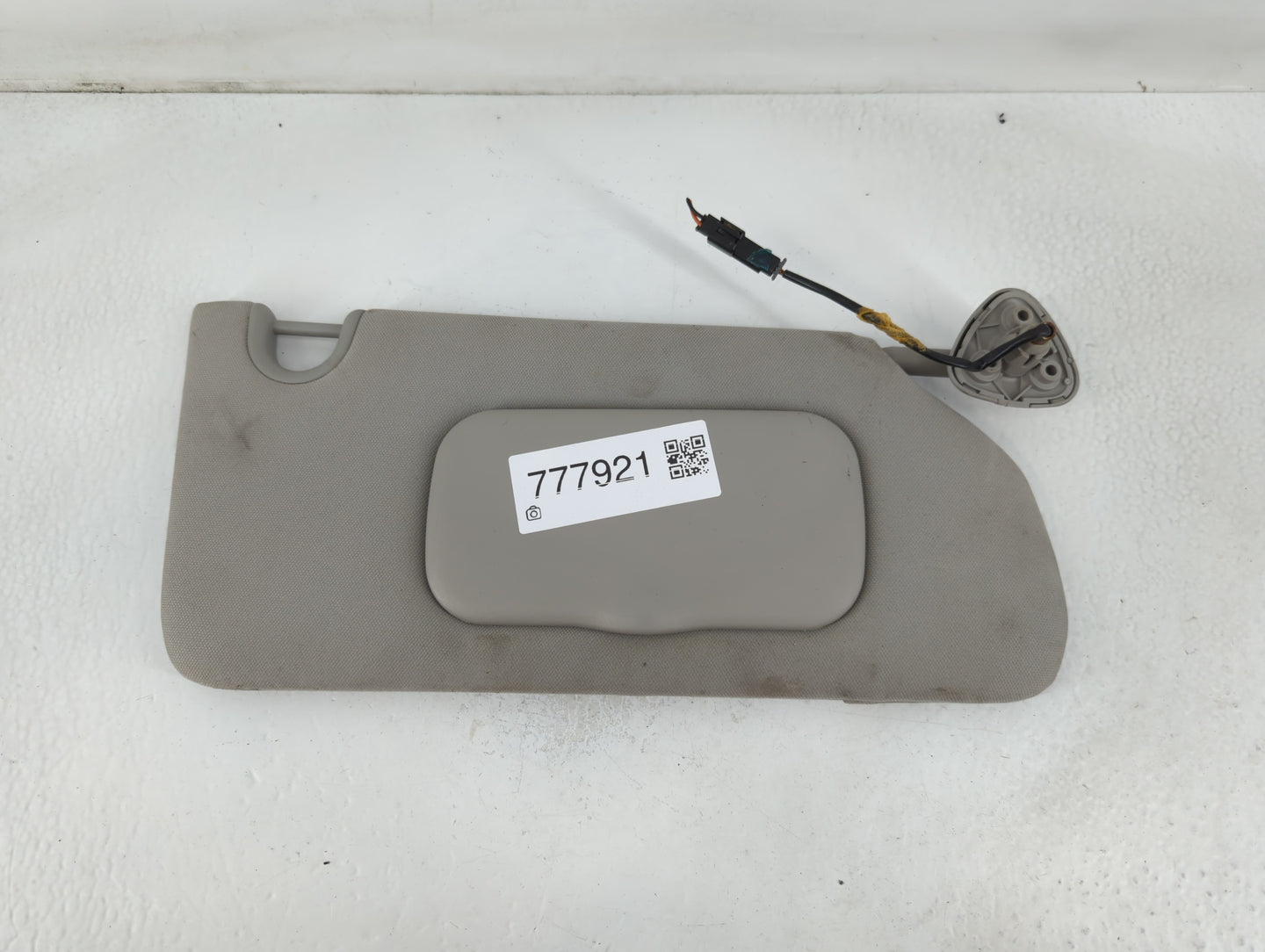 2005-2007 Chevrolet Trailblazer Sun Visor Shade Replacement Passenger Right Mirror Fits Fits 2005 2006 2007 OEM Used Auto Pa